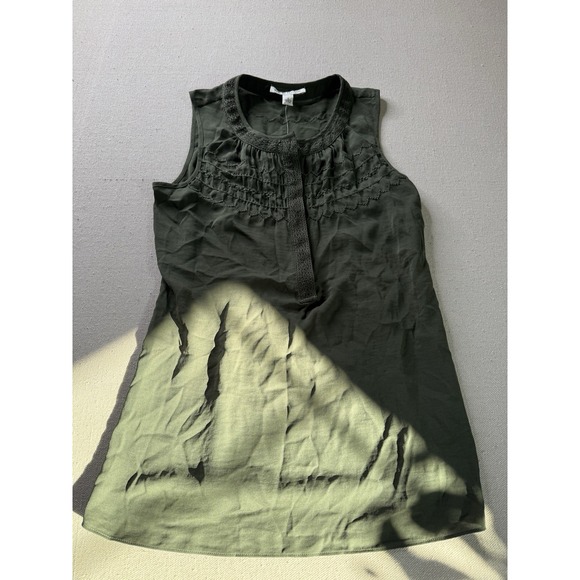 NWT Banana Republic Women's Olive Green Ruffled Sleeveless Blouse - Size 2 - Picture 2 of 8